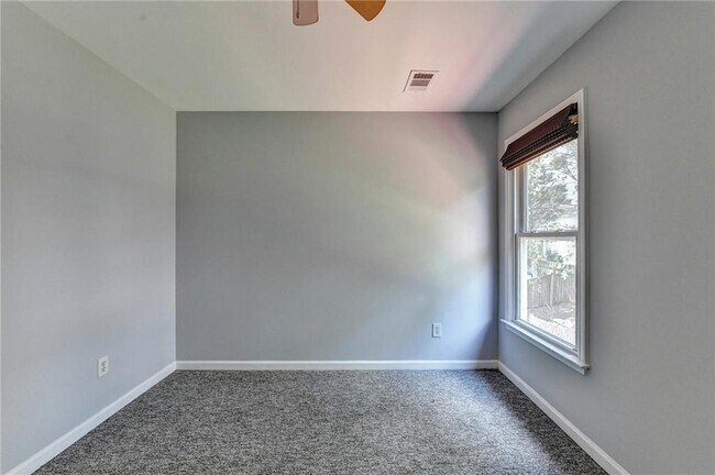 Building Photo - 2835 Crestmont Ct