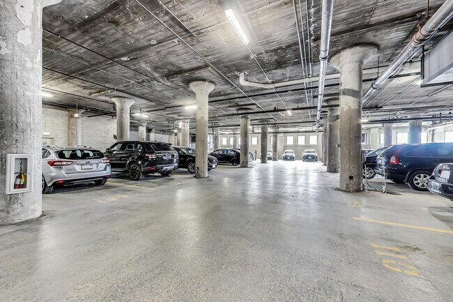 Building Photo - 758 N Larrabee St