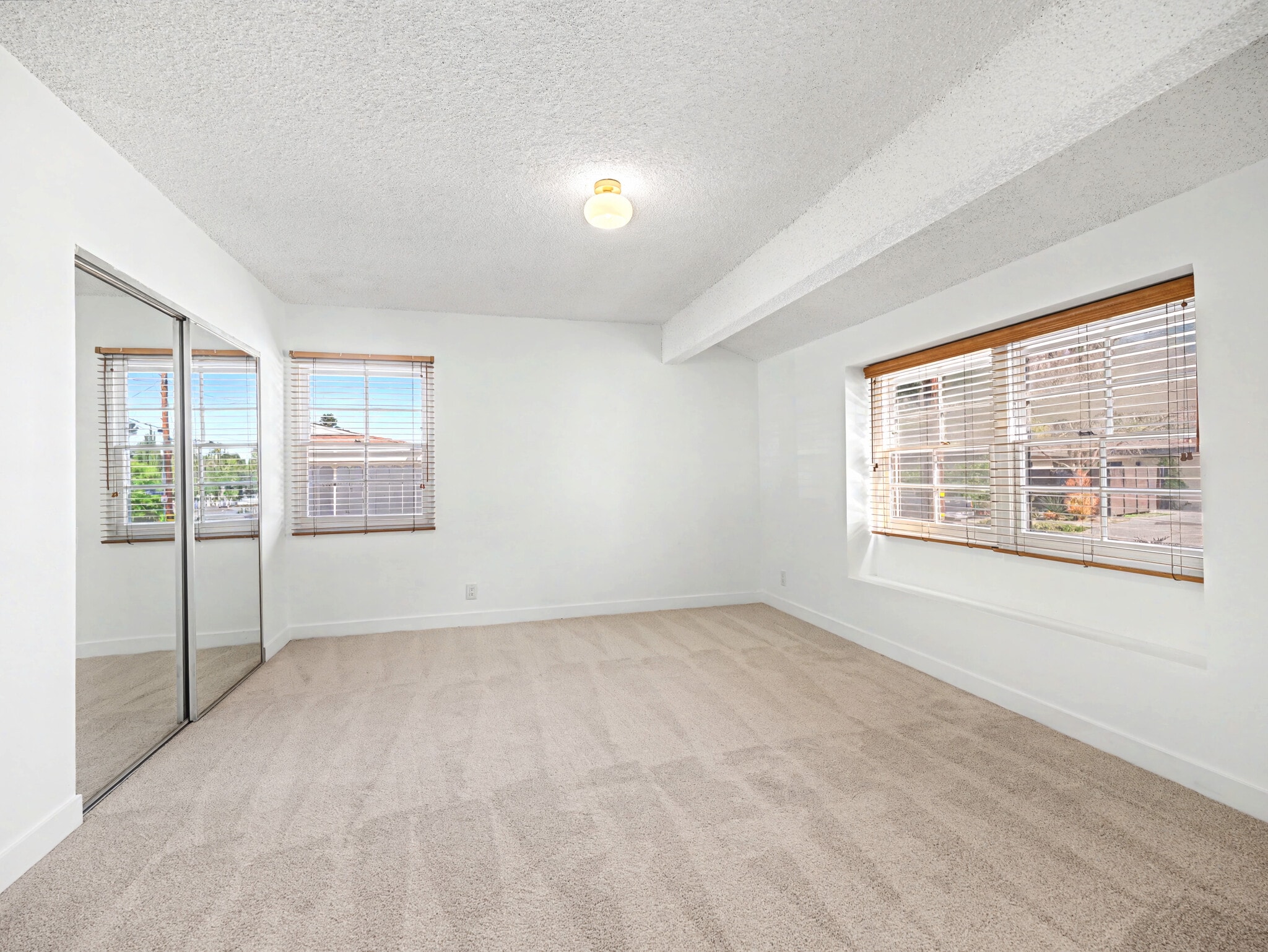 Building Photo - 4413 Canoga Dr