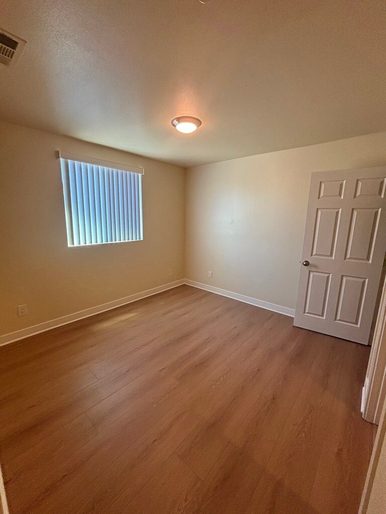 Building Photo - 619 W 83rd St