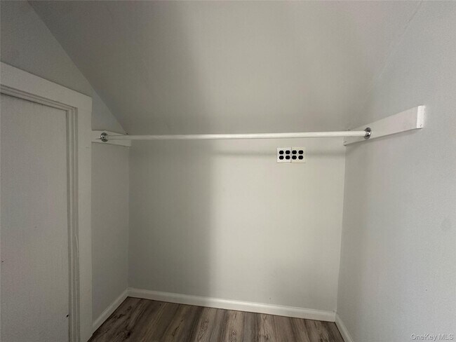 Building Photo - 3 Maple Pl