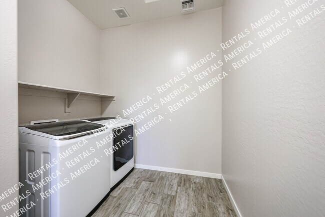 Building Photo - 10556 E Nichols Ave