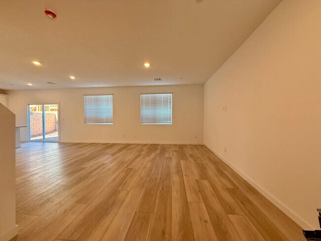 Building Photo - 4 BED 3.5 BATH 2 CAR GARAGE HOME w/ LOFT, ...