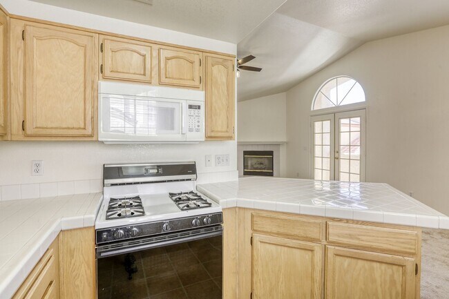 Building Photo - 2 bedroom condo with RARE attached 2 car g...