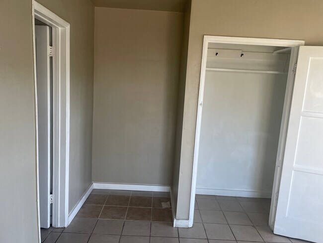 Closet 3631 - 3631 E 5th St