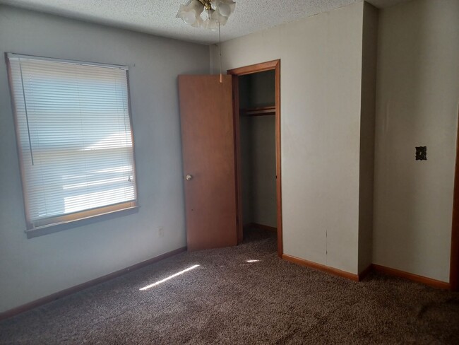 Building Photo - Spacious 3 bedroom / 1 bath home on South side