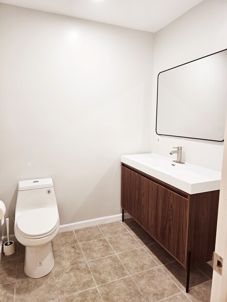 Powder room - 103 Park Ave