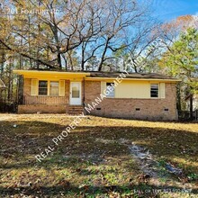 Building Photo - Charming 3-Bedroom Home in Charleswood Sub...