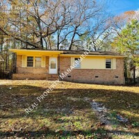 Building Photo - Charming 3-Bedroom Home in Charleswood Sub...