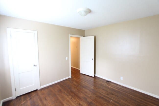 Building Photo - 3 Bedroom 1 Bath PLUS Large Den - New On T...
