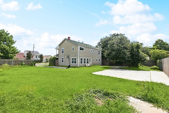 Building Photo - Charming Southern Oasis in the Heart of Ne...