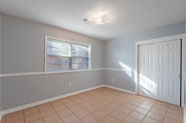 Building Photo - 906 Alyse St