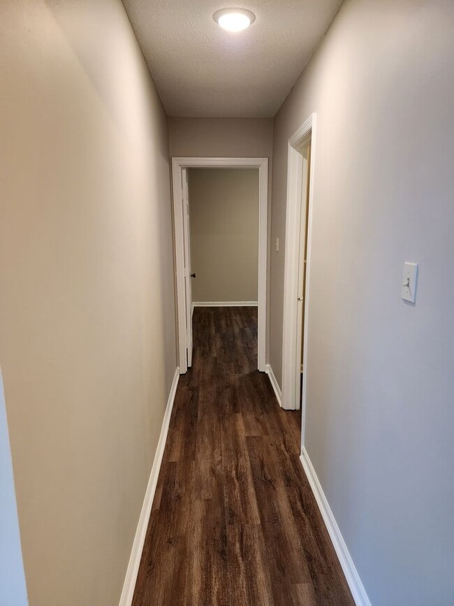 Building Photo - Spacious 2 bedroom 2 bath townhome with walk in closets, fireplace, and washer/ dryer included.