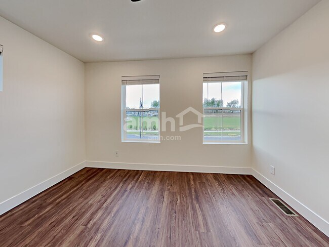 Building Photo - 33142 Ten Trails Pkwy