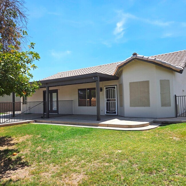 Building Photo - Pool home available now!