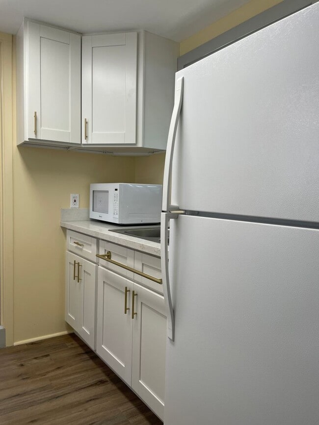 Building Photo - Renovated, Studio Cottage w/Full Kitchen