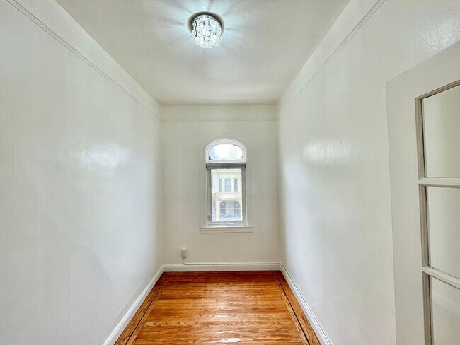 Building Photo - Prime North Beach 3Bed/1Bath with City Vie...