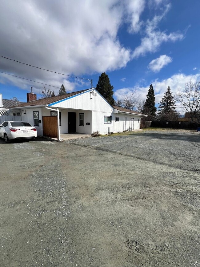 Building Photo - 2BED 1BATH - Off Street Parking, Fenced Ya...