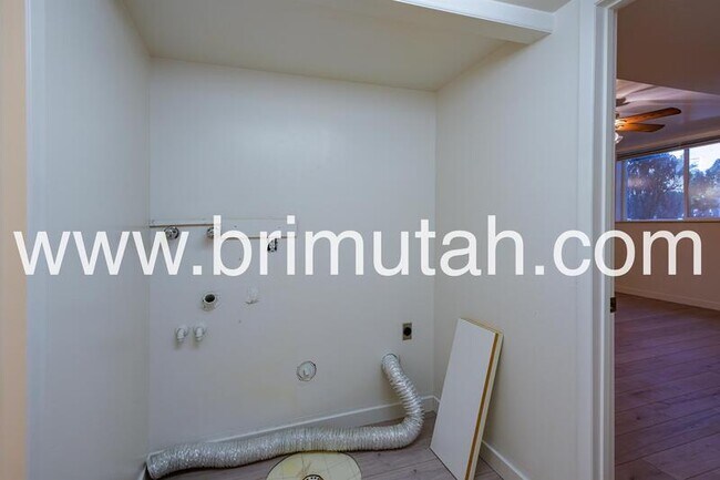 Building Photo - 5761 S Waterbury Cir