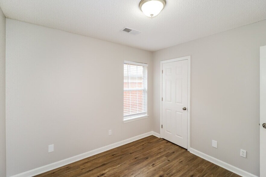 Building Photo - 10095 Cross Hill Dr