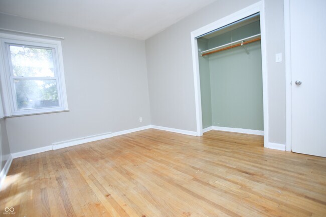 Building Photo - 150 E Beechwood Ln