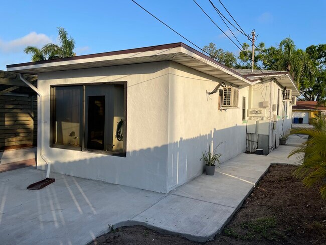 Building Photo - 253 Mateo Way NE