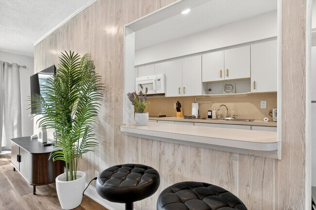 Building Photo - 1761 NE 55th St