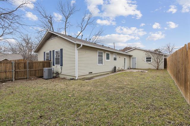 Building Photo - 416 N Oak St