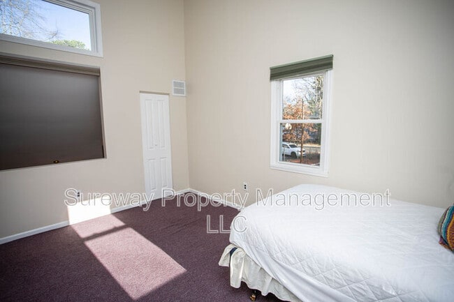 Building Photo - 90 Clubhouse Rd