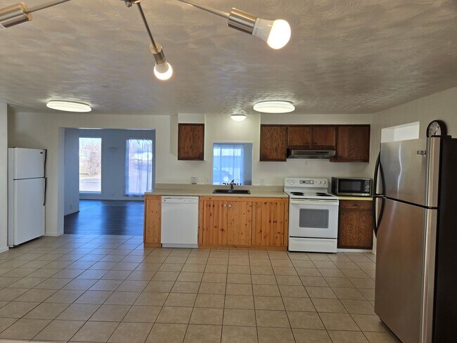 Building Photo - LIght Filled Rambler-Flexible lease term-
