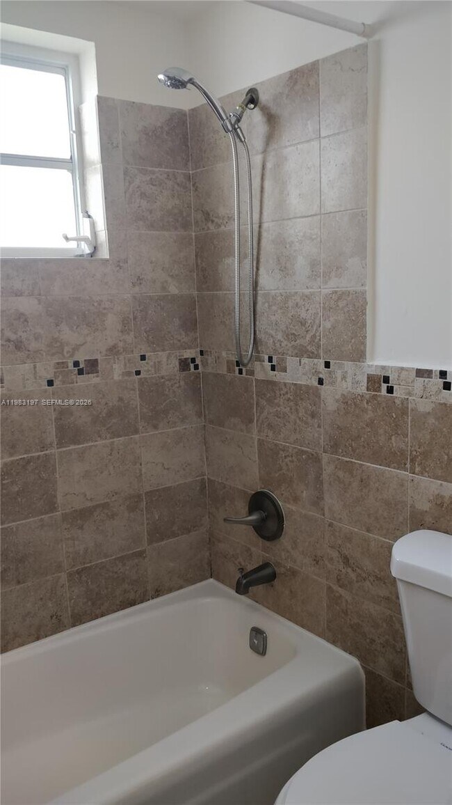 Building Photo - 1975 NE 135th St