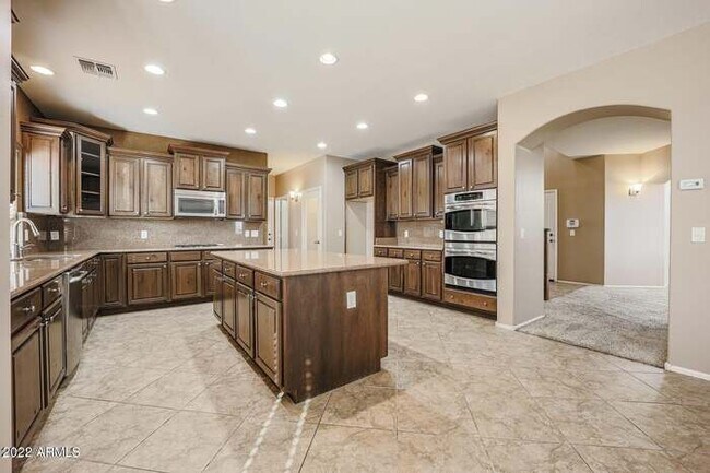 Building Photo - BEAUTIFUL SURPRISE HOME