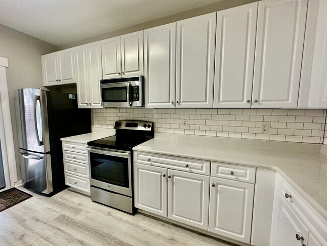 Building Photo - Spacious Townhome with a Private Courtyard in Westbury Park!