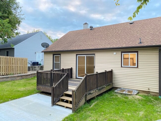 Building Photo - Beautifully updated 5 bed 2 bath house $2200