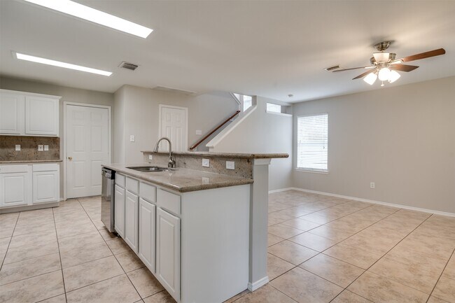 Building Photo - 6 Yarrow Ct