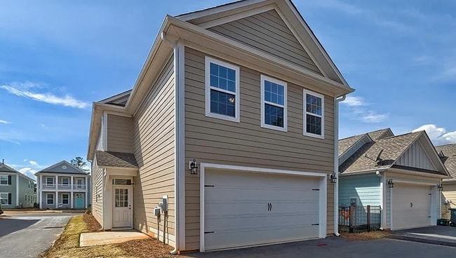 Building Photo - 5 Bedroom 2000 Square Ft Home at Village a...