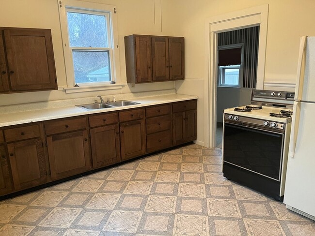 Building Photo - Large one bedroom house