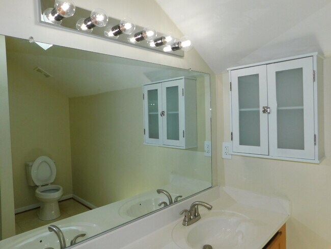 Building Photo - "Spacious 4-Bedroom Gem on Hughart Street with 2.5 Bathrooms and 2108 Sq. Ft. of Comfort!"