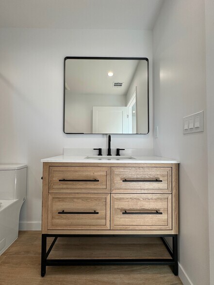 Building Photo - 7532 Beck Ave