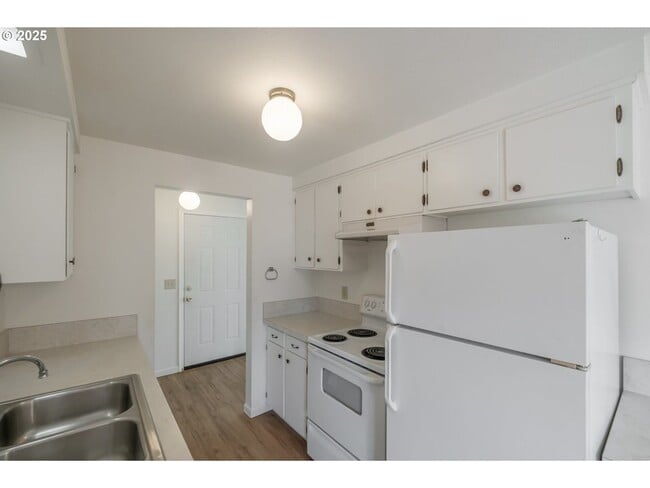 Building Photo - 3-bedroom 1 bath Single Level House