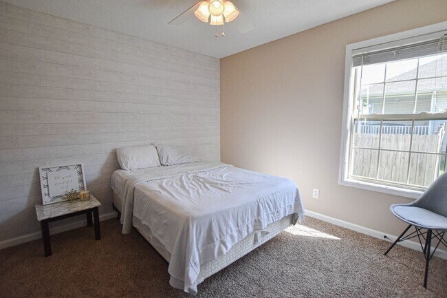 Building Photo - Pet Friendly Three Bedroom with Bonus!