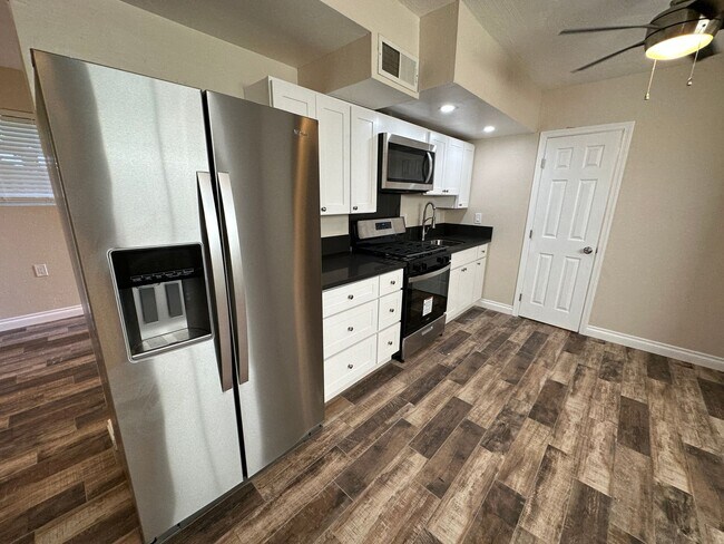 Building Photo - 678 N Shaffer St