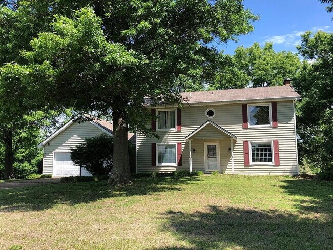 Building Photo - "Charming 3-Bedroom Retreat with Fireplace & Spacious 3100 Sq Ft Layout in Independence, KS!"