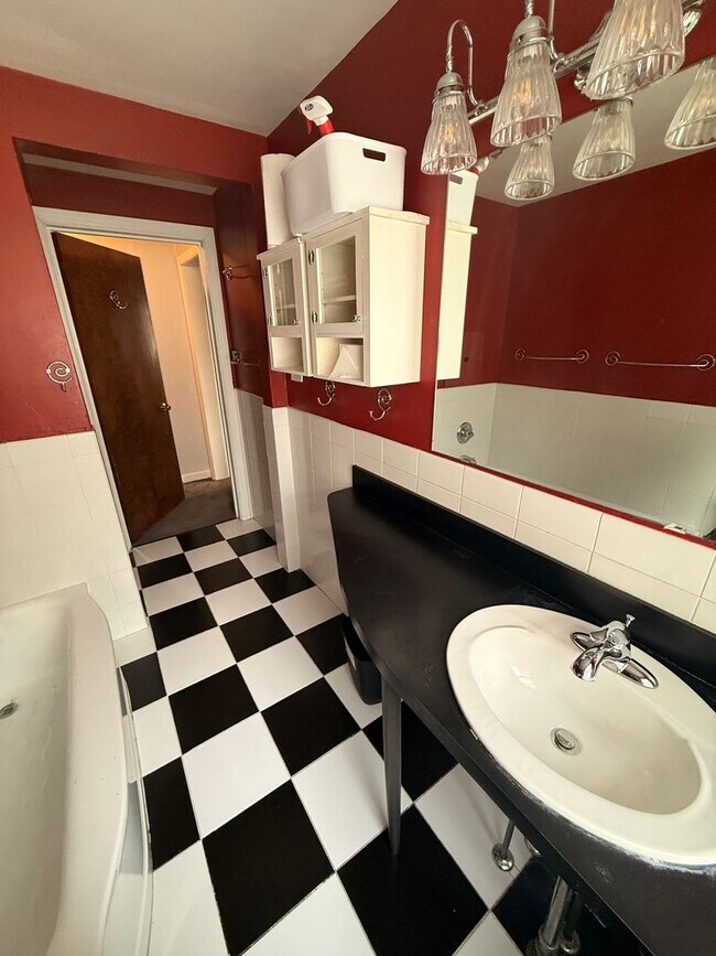 Building Photo - 110 N Gill St