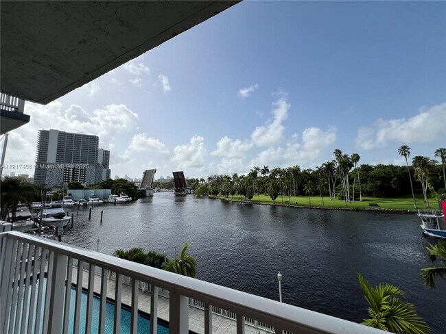 Building Photo - 1740 NW N River Dr