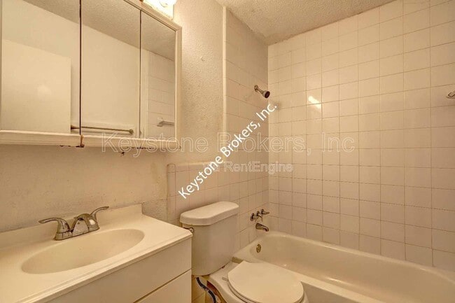 Building Photo - 5805 Singleton Rd