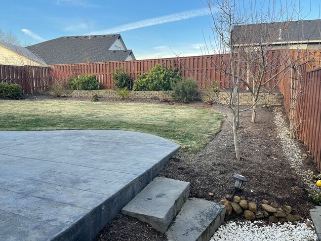 Building Photo - Available Now!  Newer Home in Desirable Neighborhood.