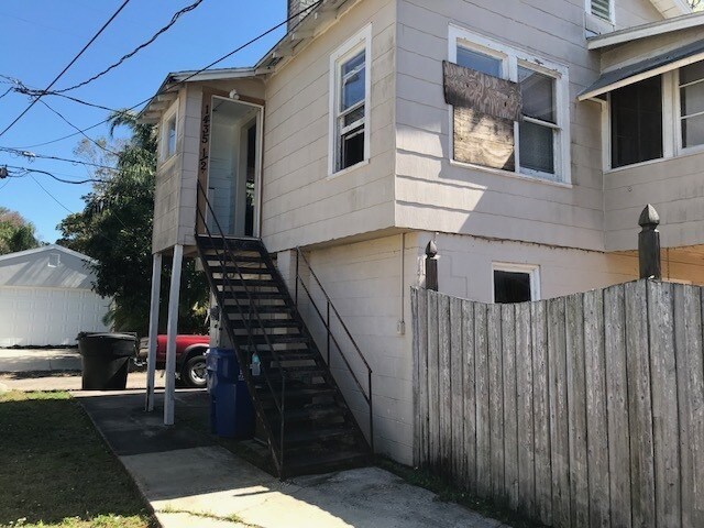 Building Photo - GREAT 3/2/1 SINGLE FAMILY HOME MINUTES TO ...