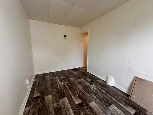 Building Photo - 324 N 11th St