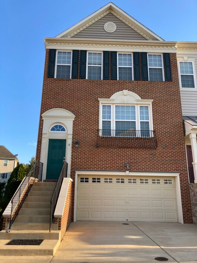 Welcome Home! - 8 Lamplighter Ln